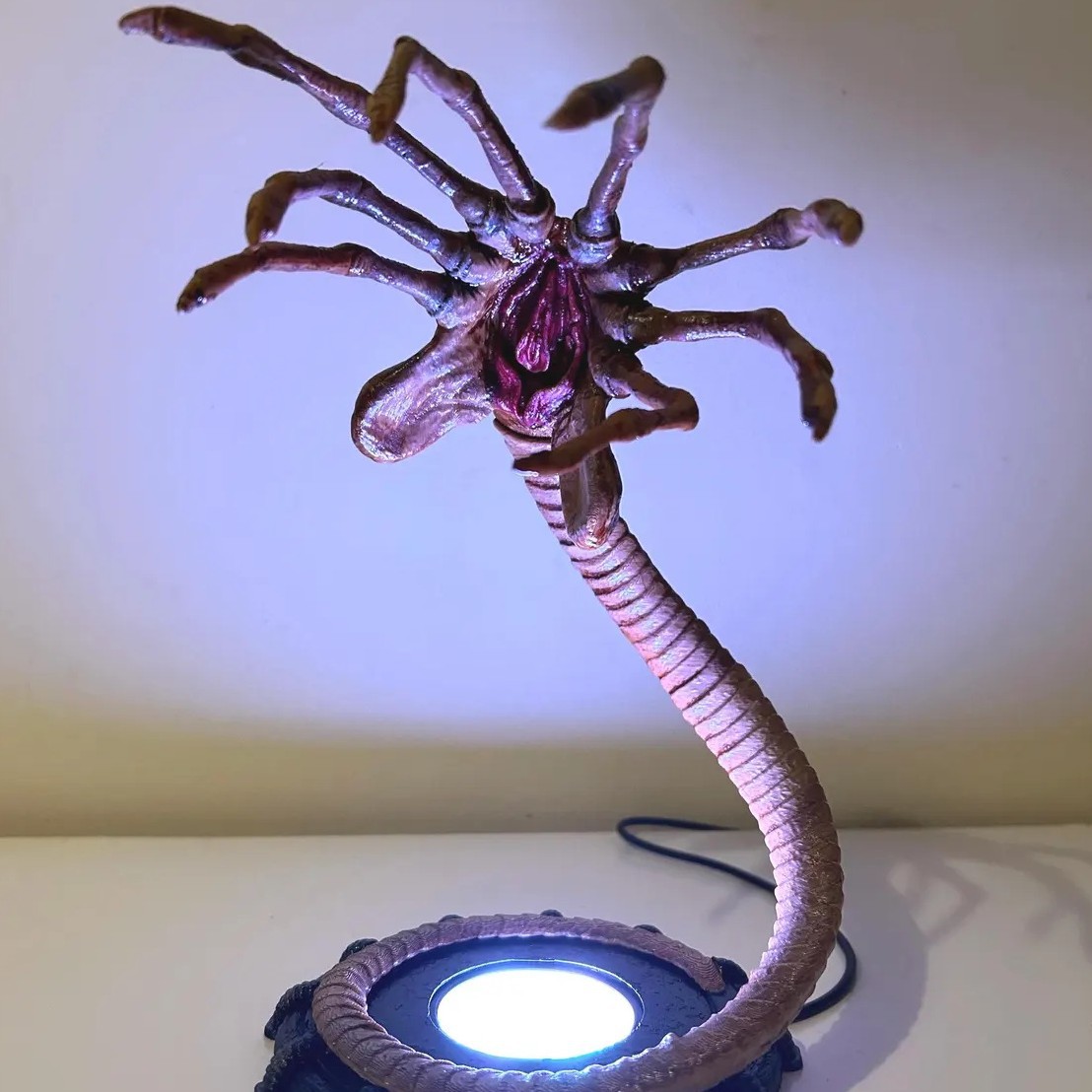 Lampe Alien Facehugger, veille - Home Decor Inspo avis et prix