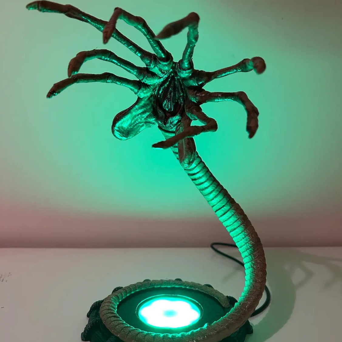 Lampe Alien Facehugger, veille - Home Decor Inspo avis et prix