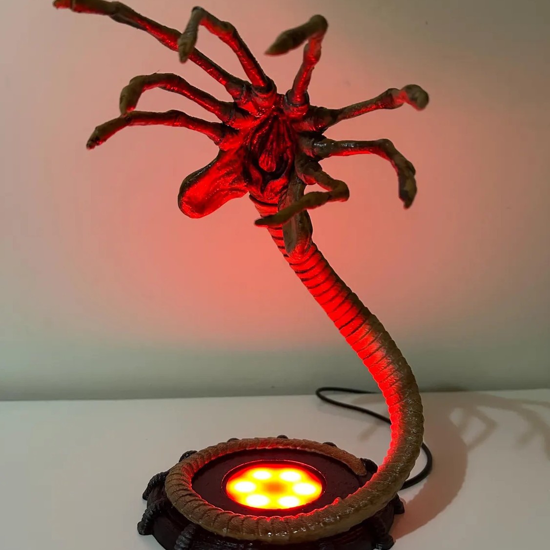 Lampe Alien Facehugger, veille - Home Decor Inspo avis et prix